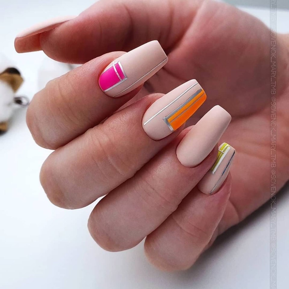 Маникюр со светоотражающим лаком дизайн