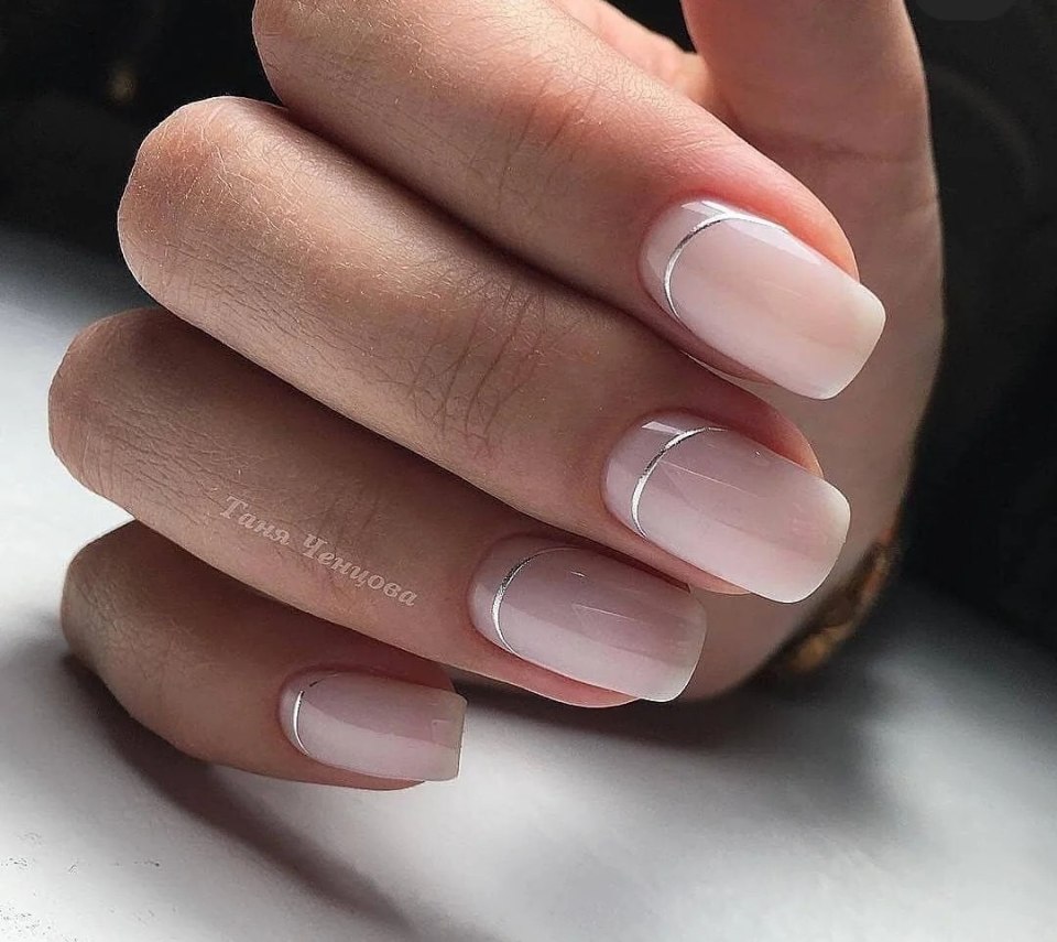 Светлый нюдовый маникюр на короткие ногти