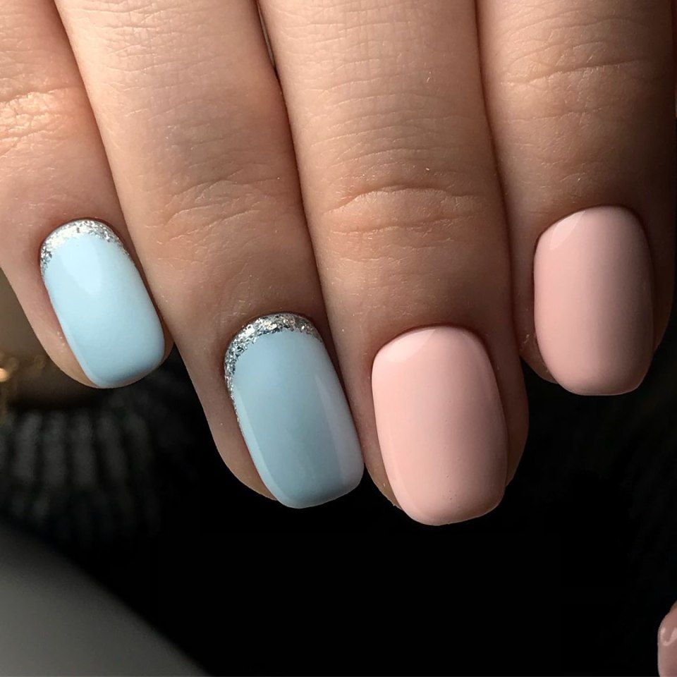 Маникюр розовый с голубубым