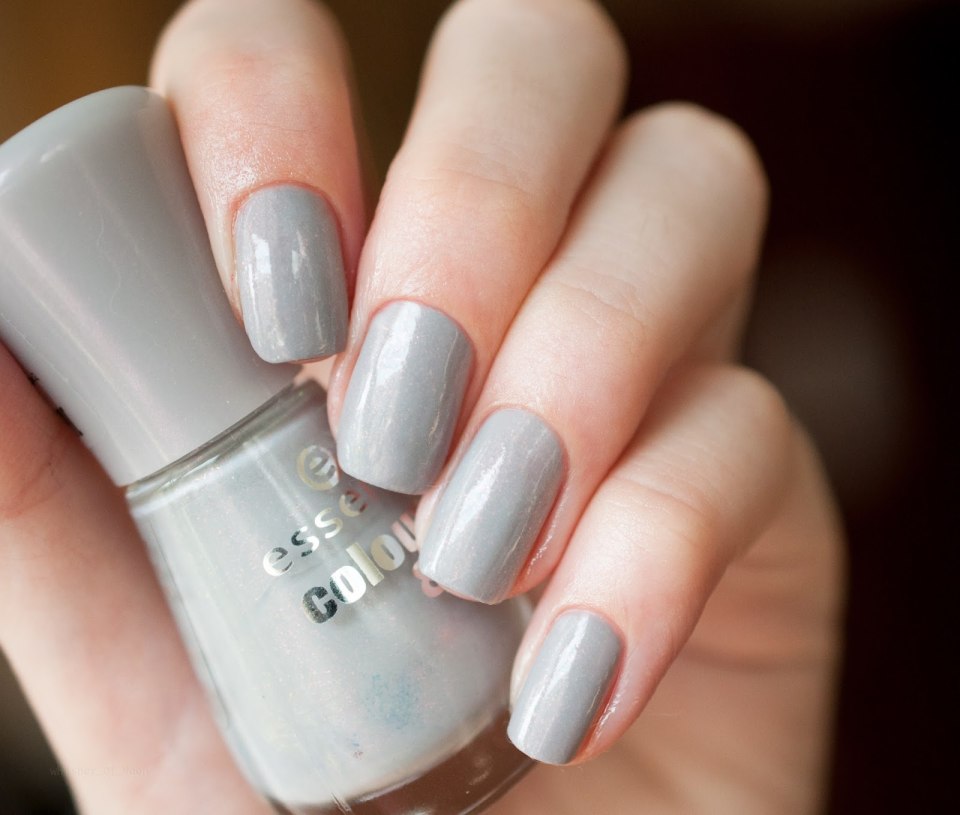 Светло серый маникюр