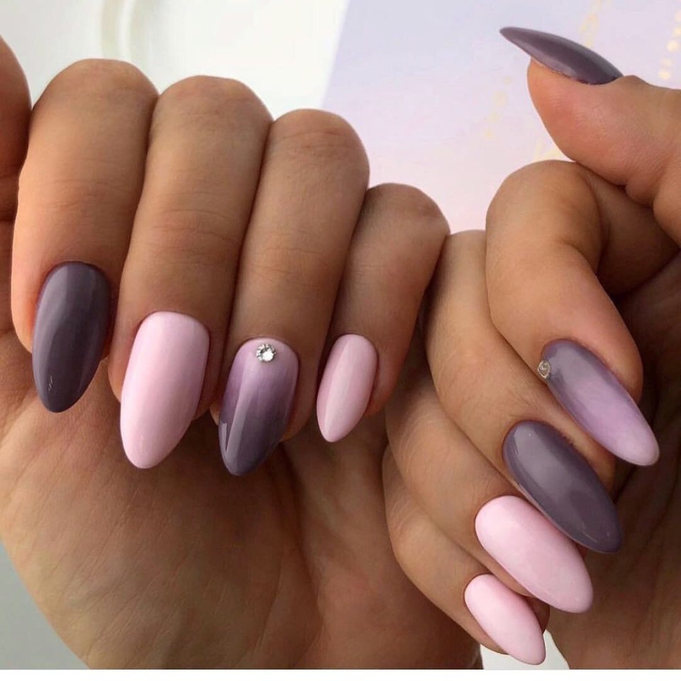 Серо-розовый маникюр