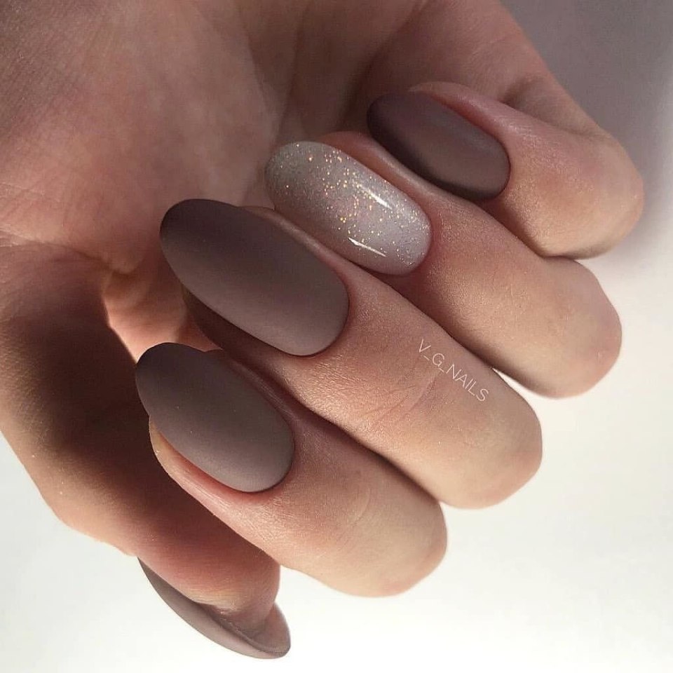 Однотонный кофейный маникюр