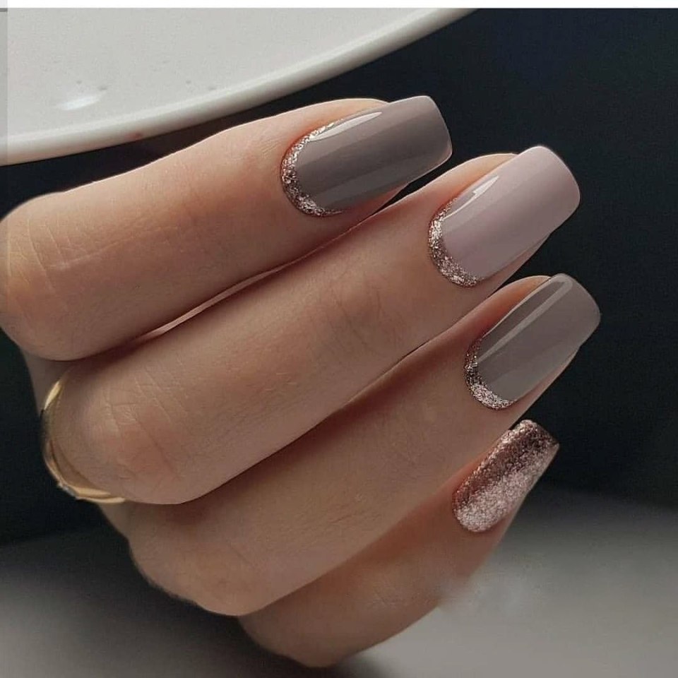 Маникюр серый с бежевым