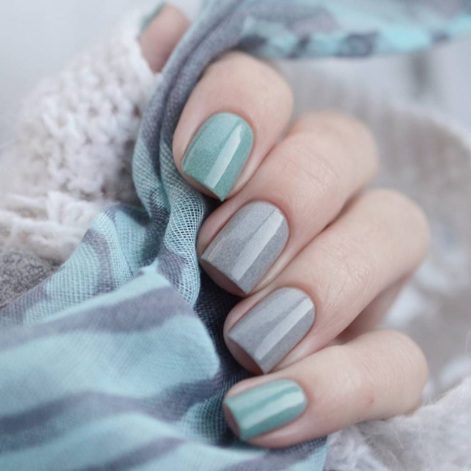 Серо-голубой маникюр