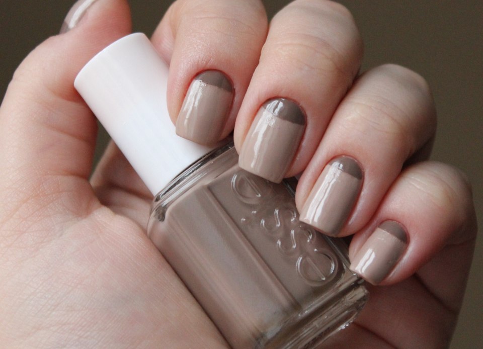 Нежно бежевый лак для ногтей