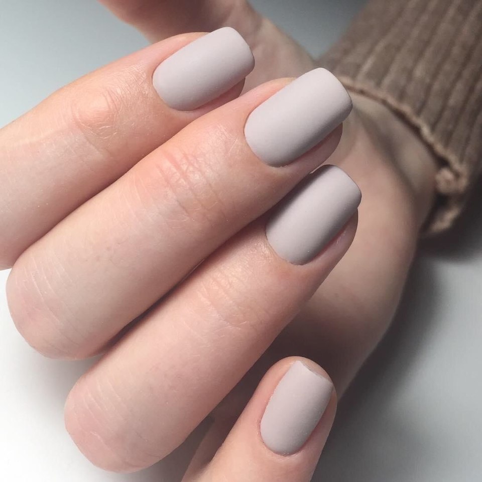 Серые матовые ногти