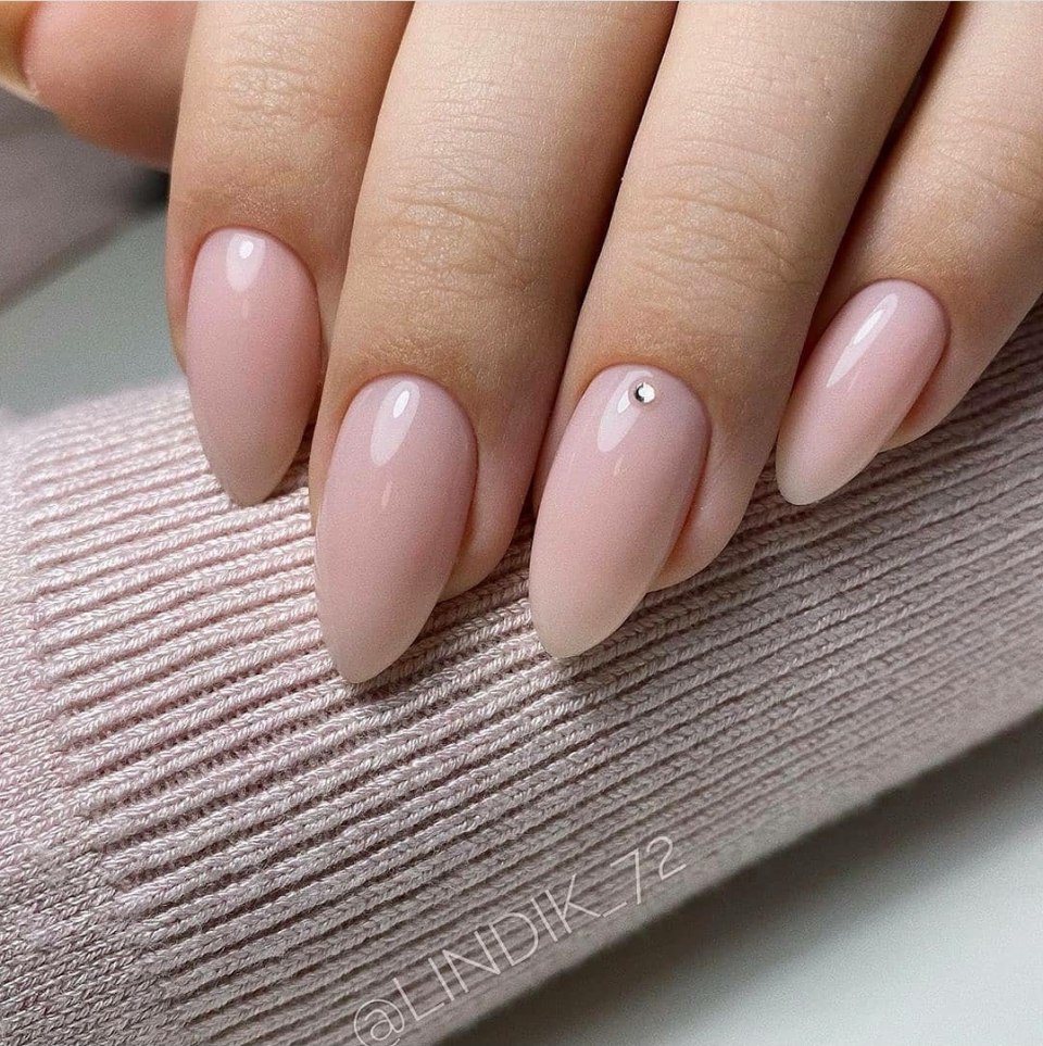 Нюдовый френч миндаль