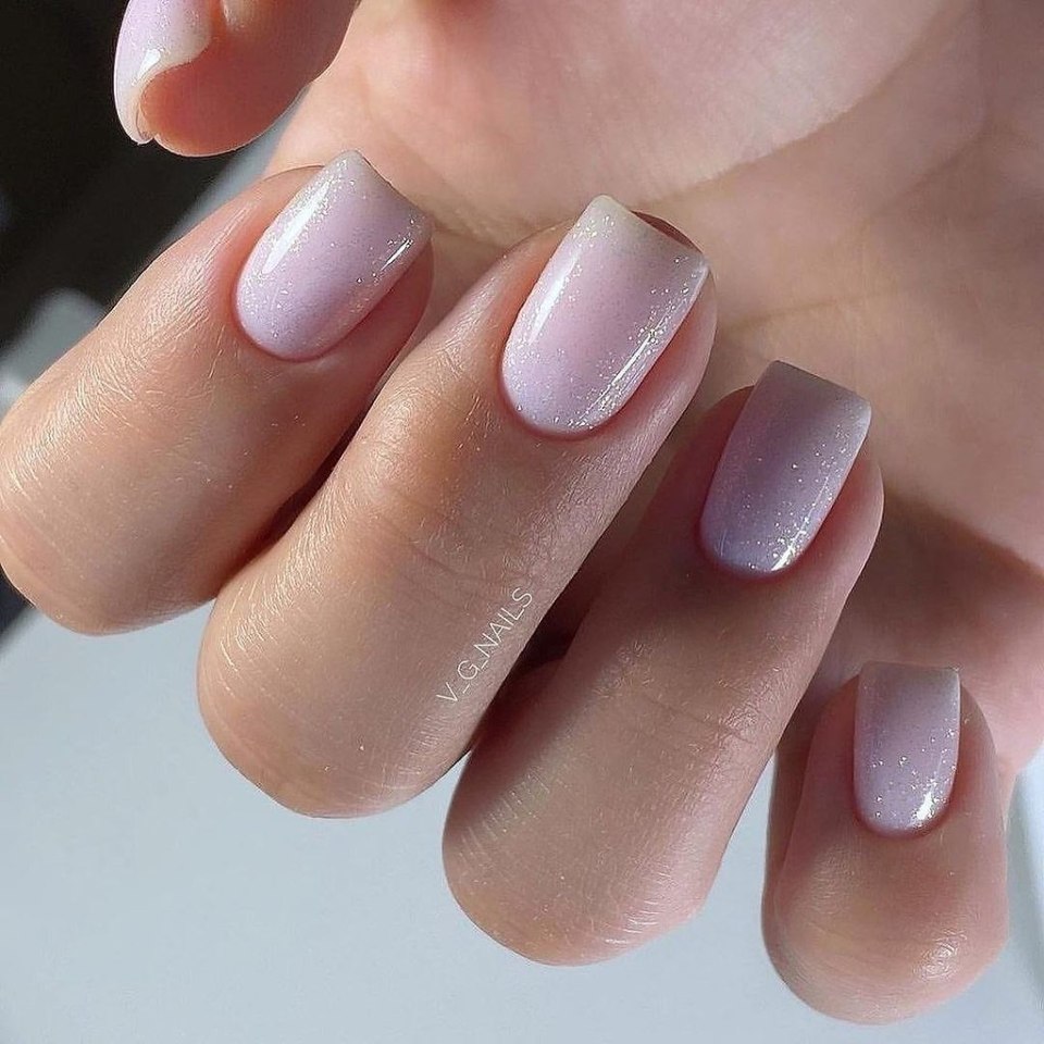 Нюдовый маникюр разными оттенками