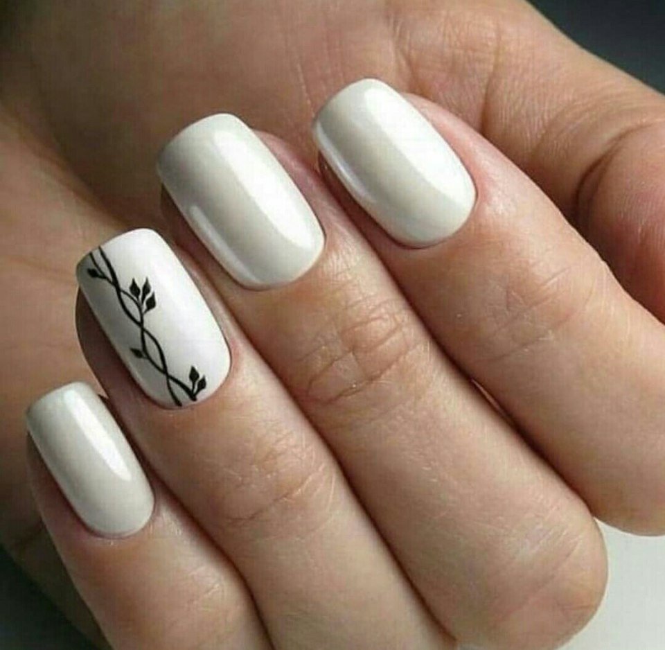 Белый маникюр с белыми веточками