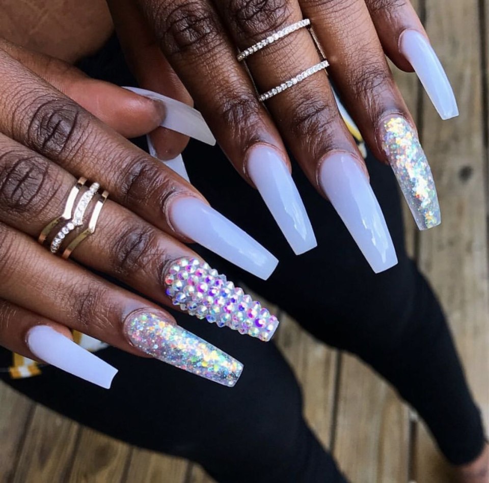 Темный маникюр балерина