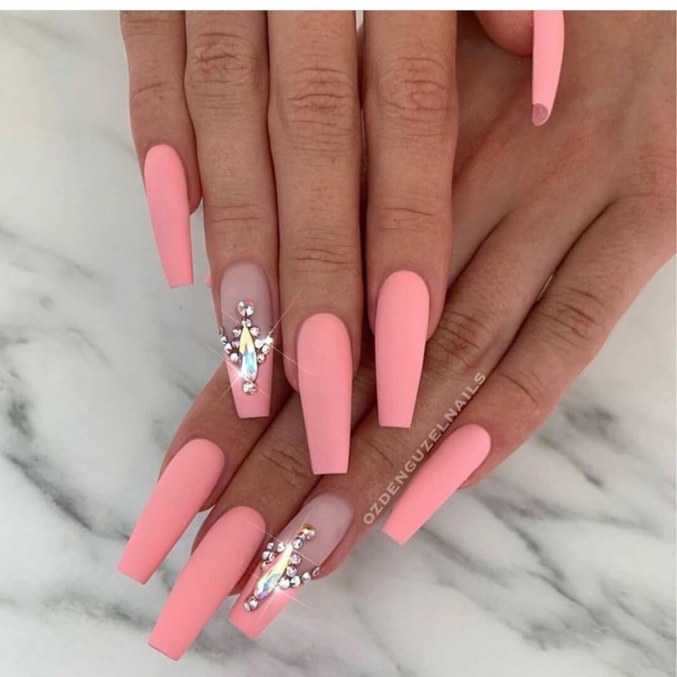 Маникюр с губами