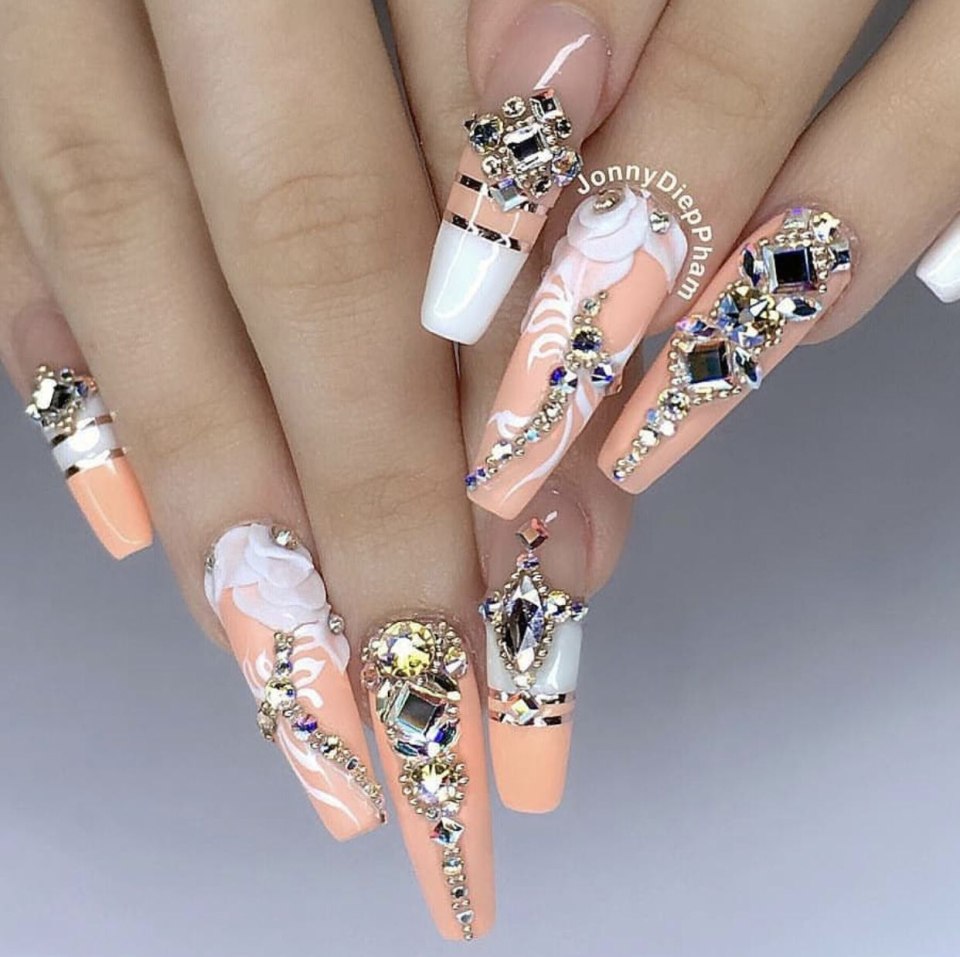 Белый маникюр на длинные квадратные ногти