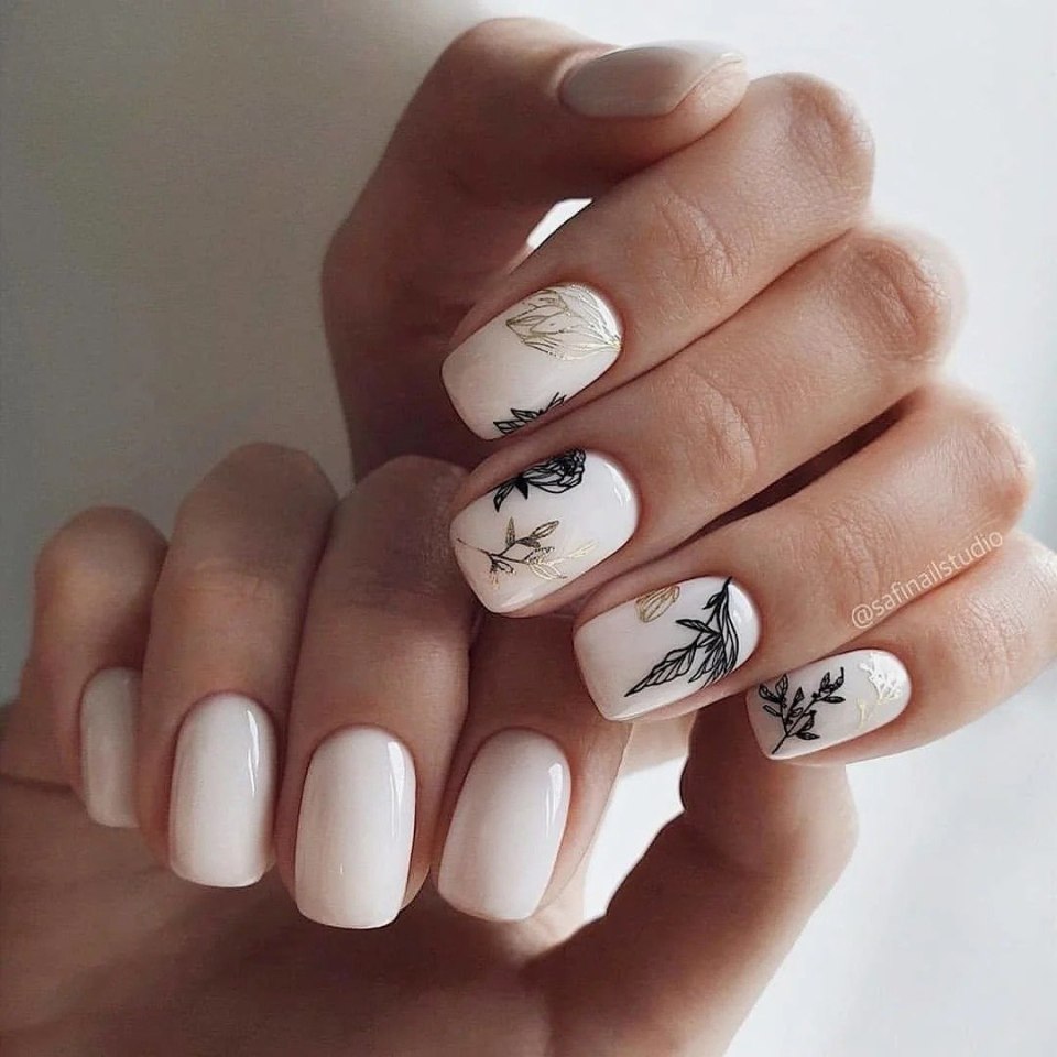 Маникюр молочный с черным дизайном 2021