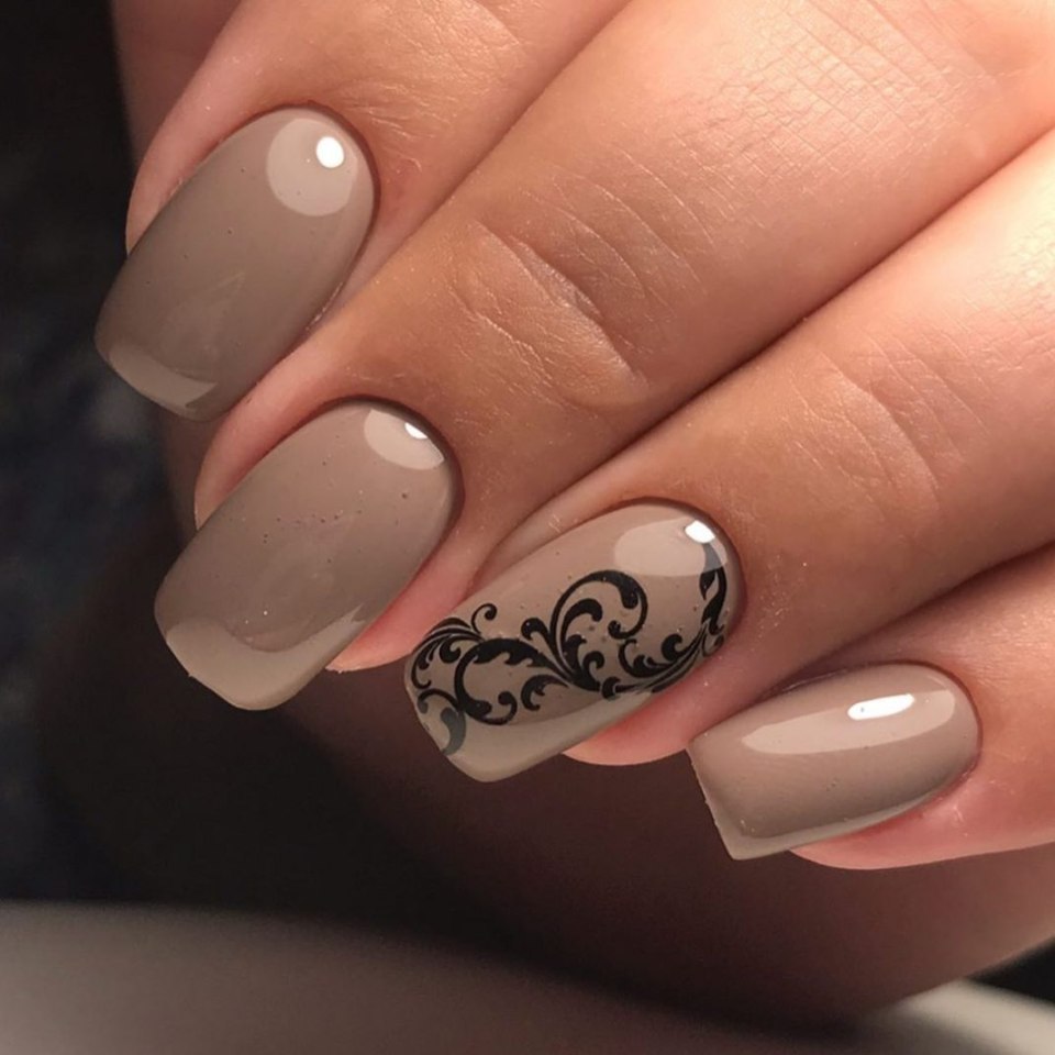 Светлый нюдовый маникюр 2021