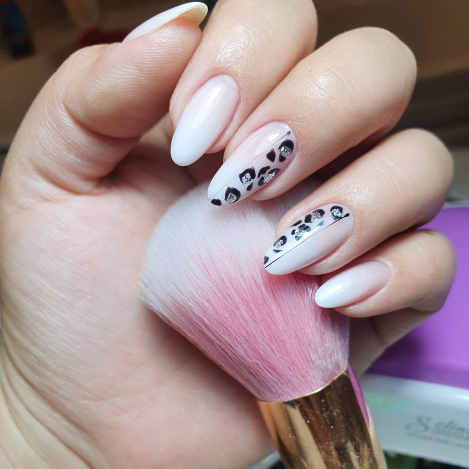 Мраморный маникюр на молочной базе