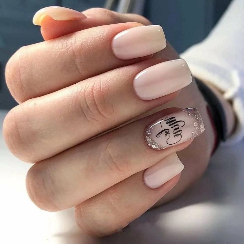 Маникюр с молочной базой на короткие ногти