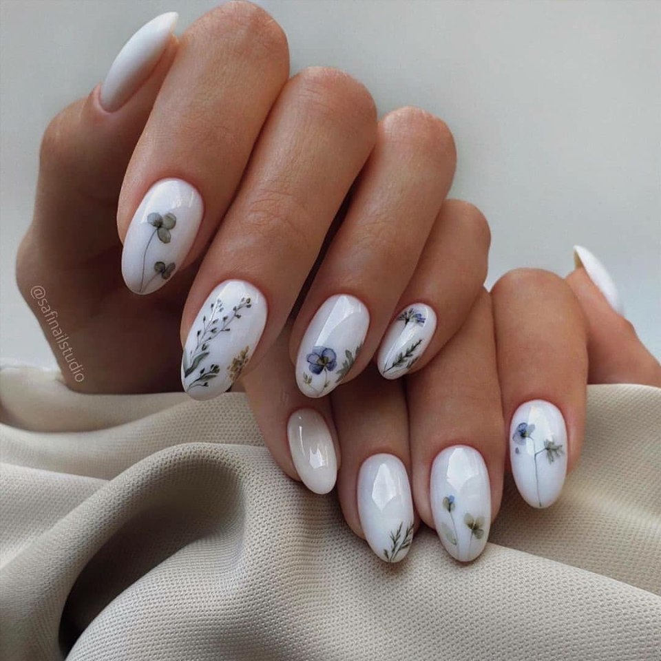 Белый маникюр со слайдерами