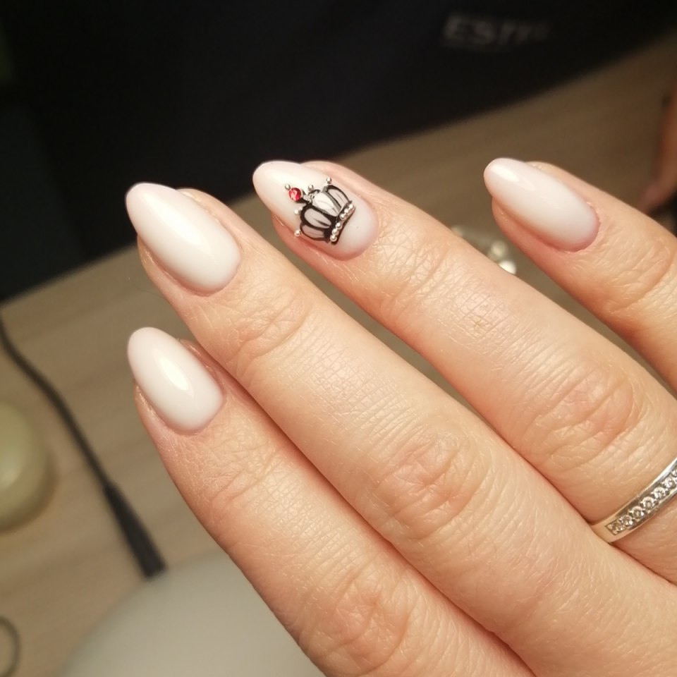 Корона на ногтях