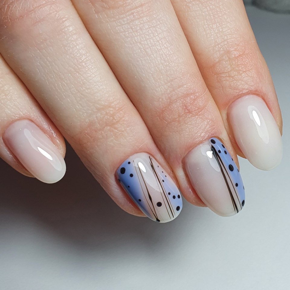 Молочный нюдовый маникюр