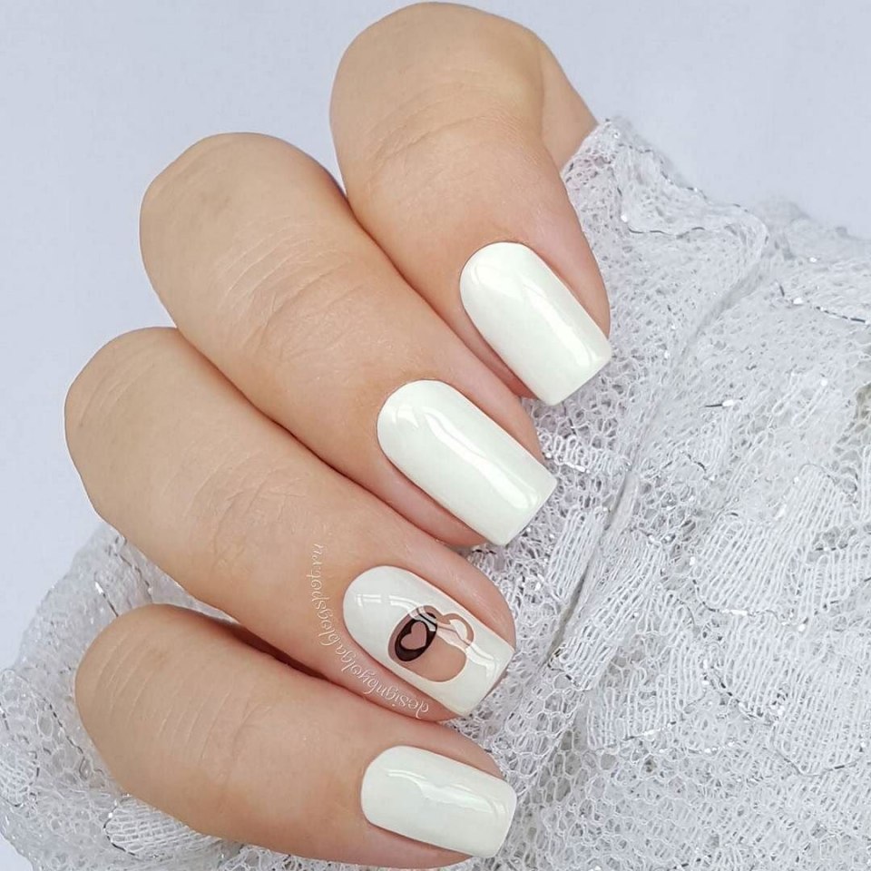 Абстрактный маникюр на короткие ногти