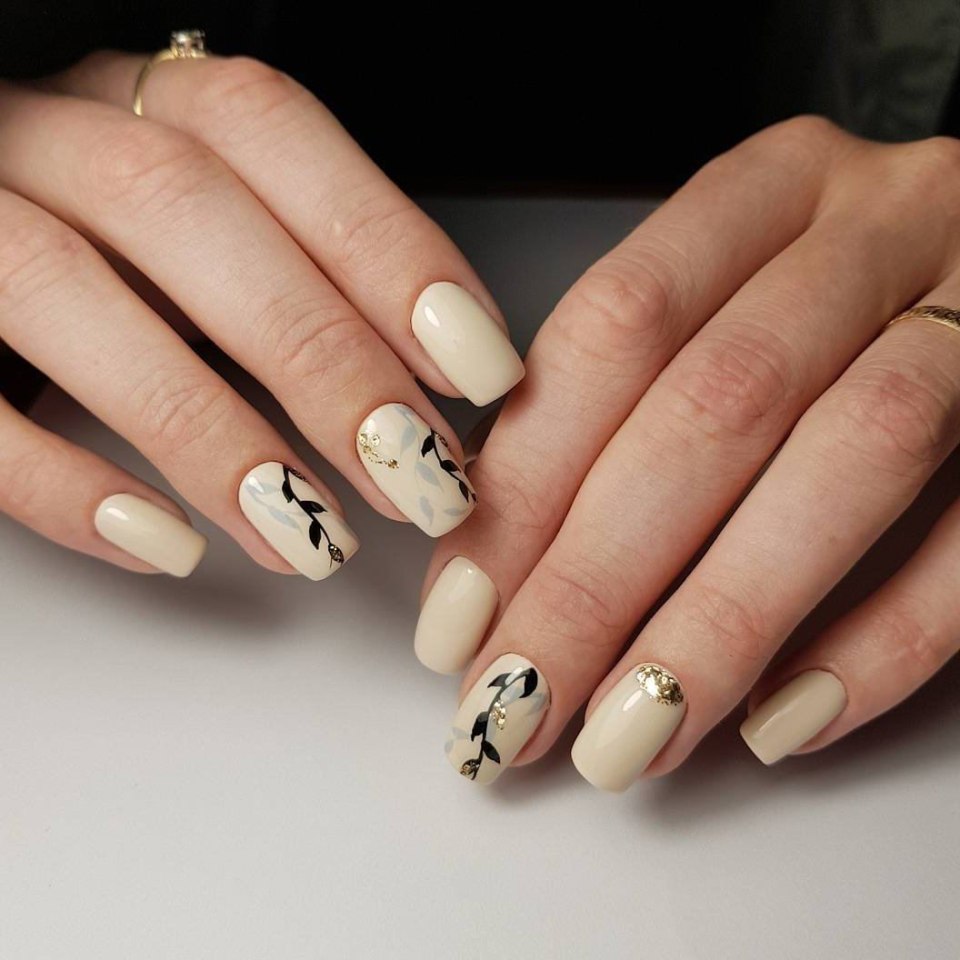 Молочный маникюр с надписями