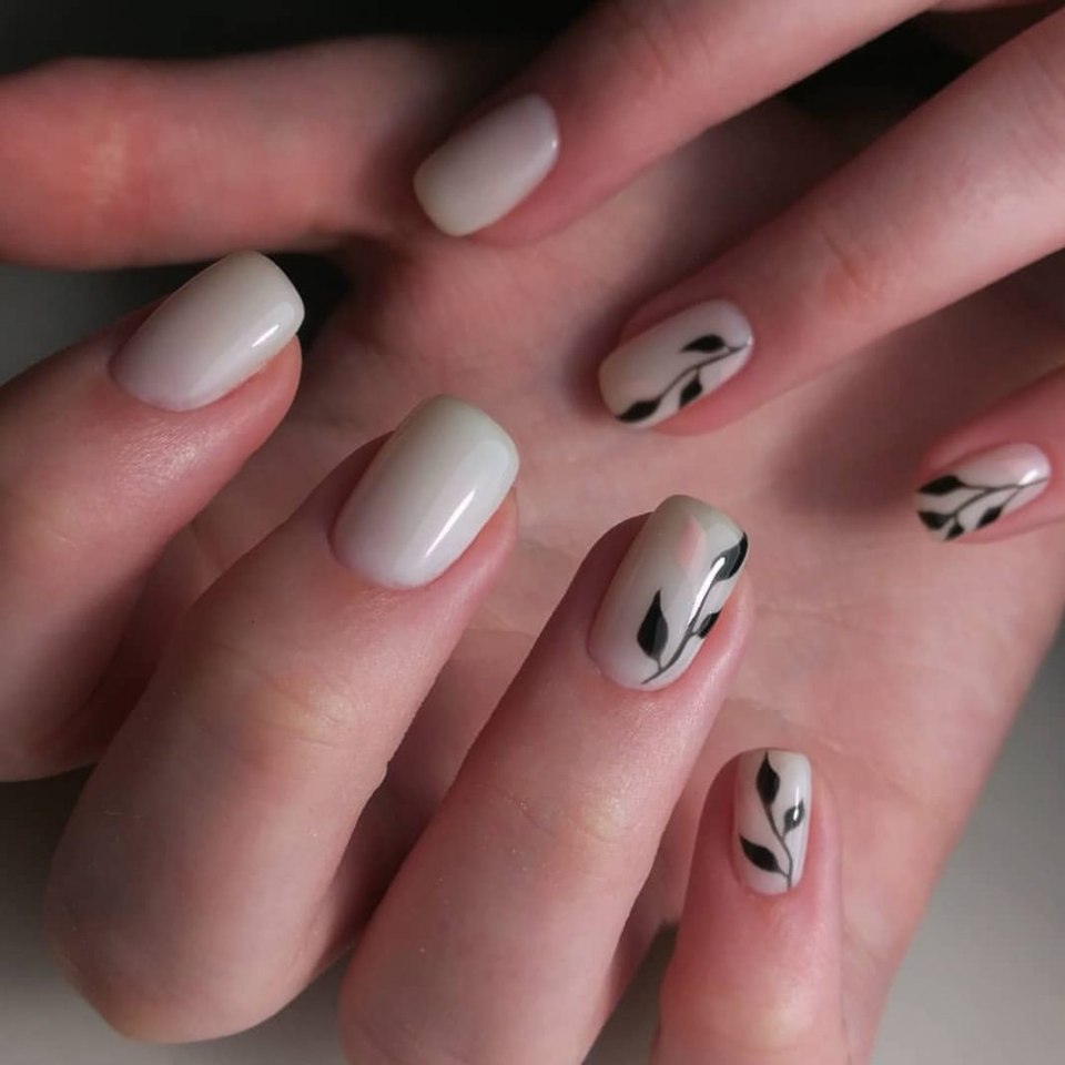 Белый маникюр с цветами