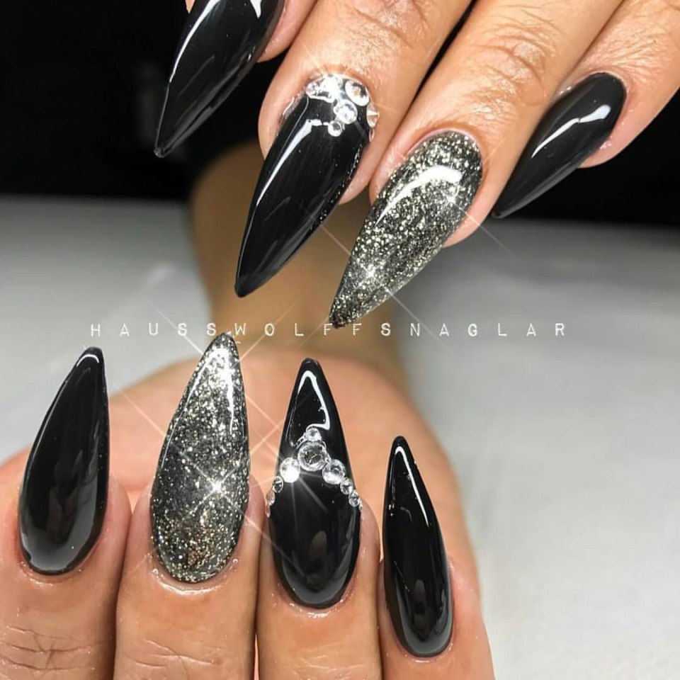 Маникюр на длинные острые ногти черный с серебром