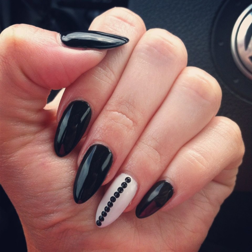 Черные овальные ногти