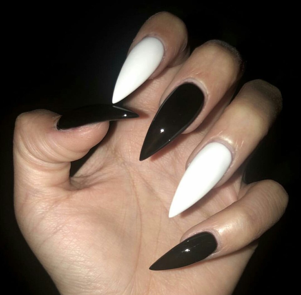 Черно белый маникюр на острые ногти