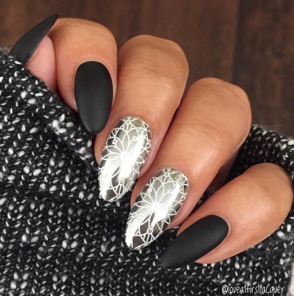 Серебряный маникюр на длинные ногти миндалевидной формы