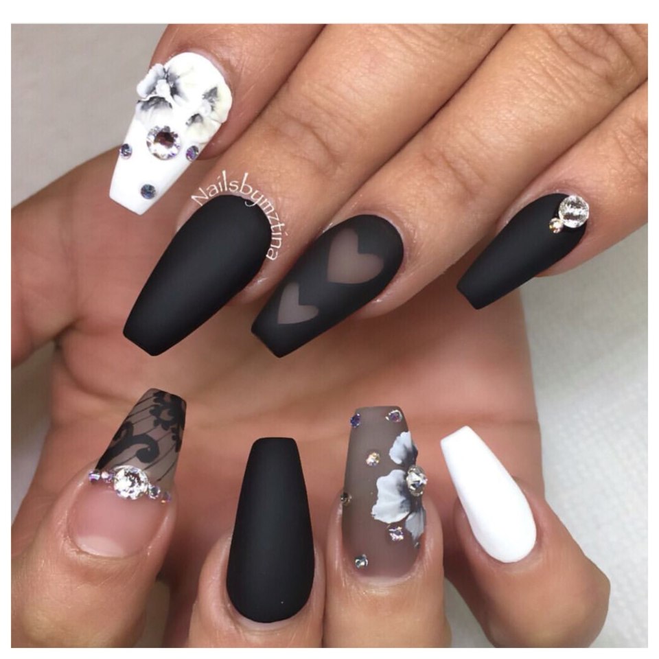 Маникюр чёрно-белый матовый