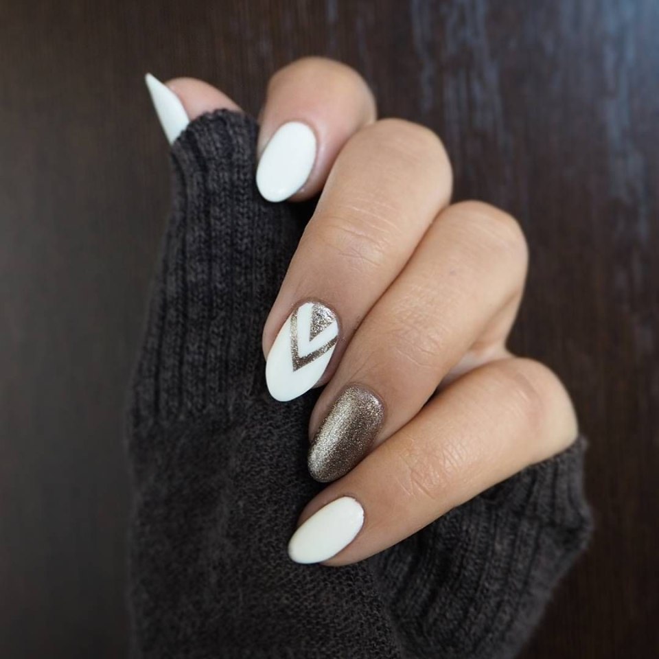 Белый маникюр на круглые ногти