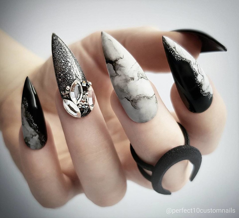Длинные острые ногти мрамор