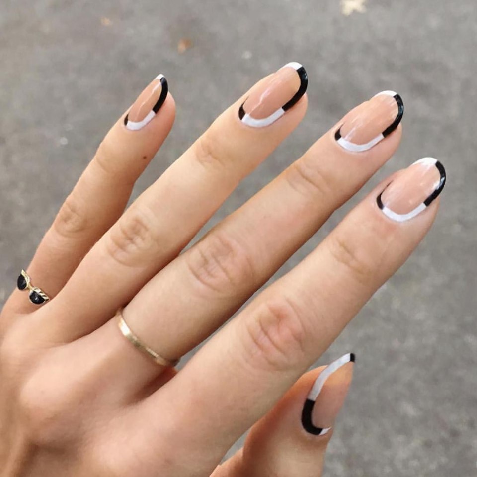 Маникюр бело черный френч овал