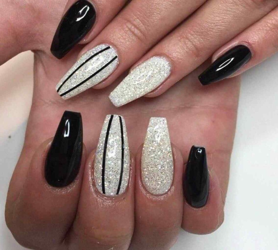 Чёрный маникюр с серебром на длинные ногти