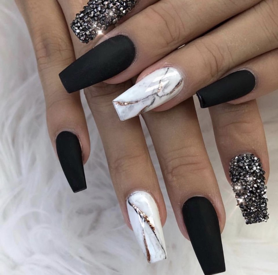 Маникюр черный с белым на длинные