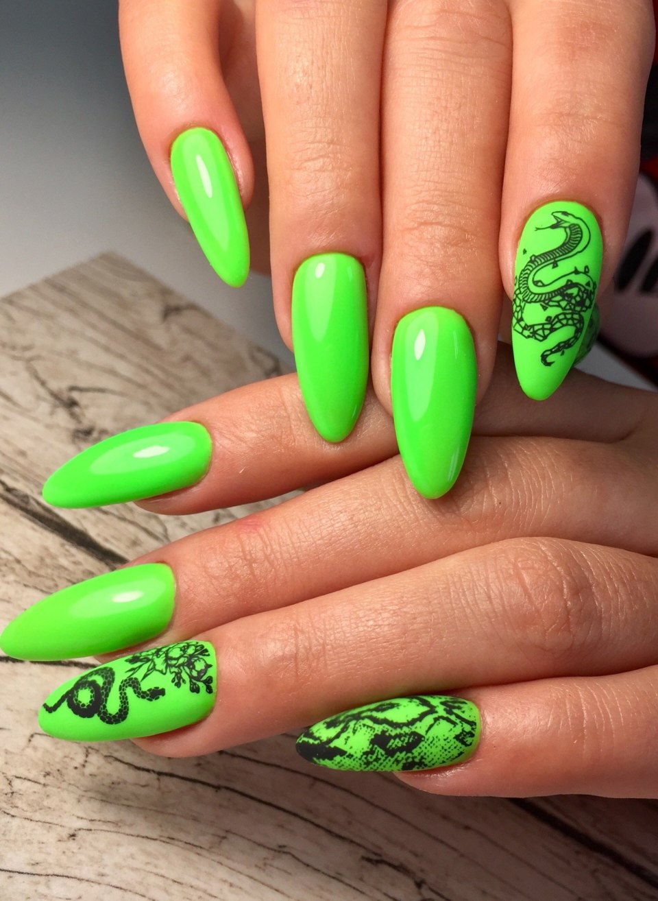 Яркий маникюр