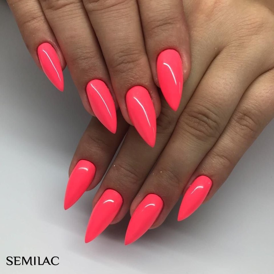 Яркий маникюр на длинные ногти миндалевидной формы
