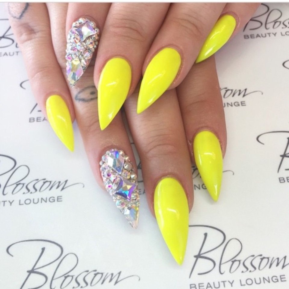 Яркие ногти 2021