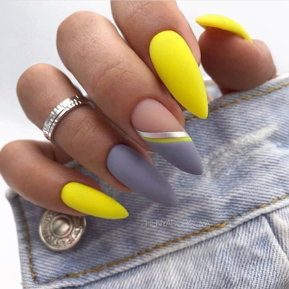Серо желтый маникюр