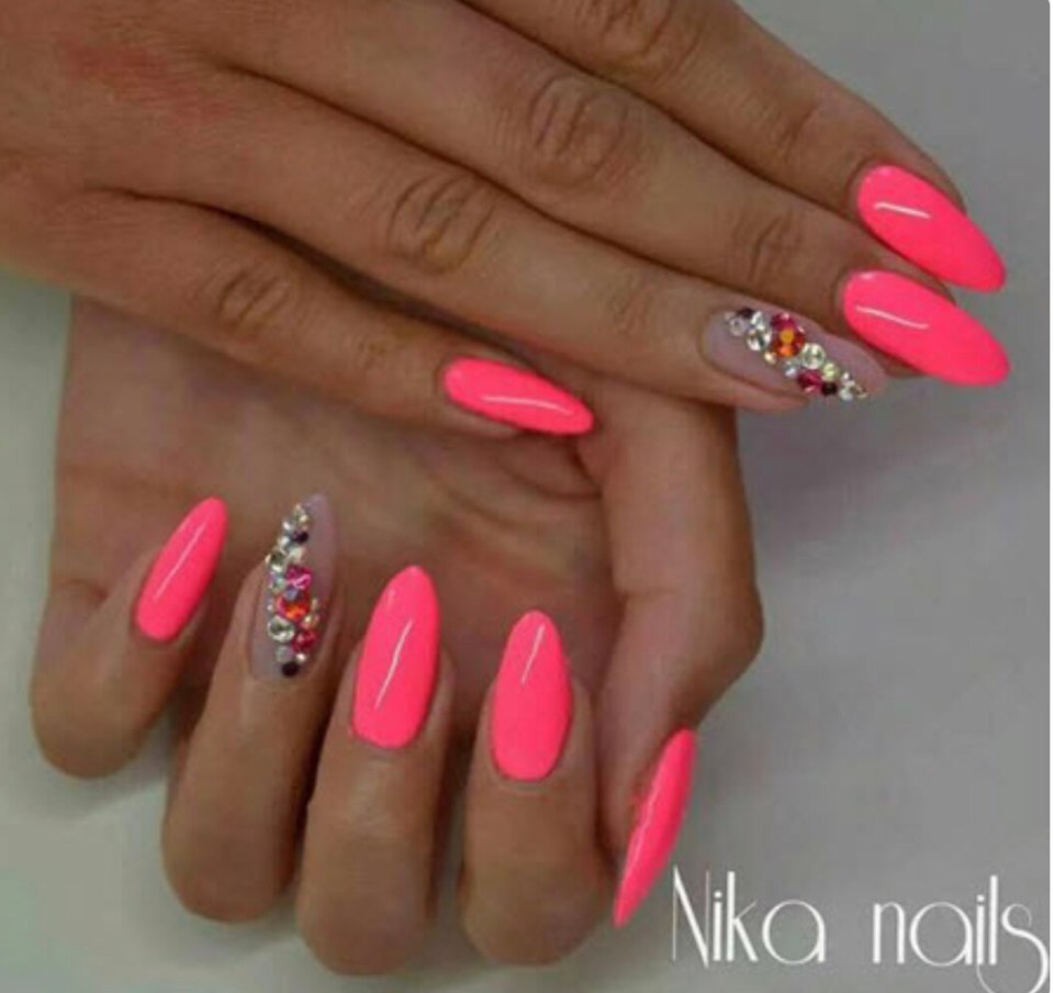 Яркий маникюр со стразами