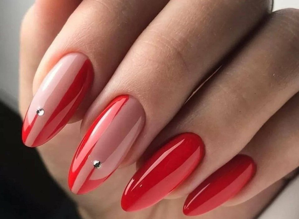 Яркий маникюр на длинные ногти миндалевидной формы