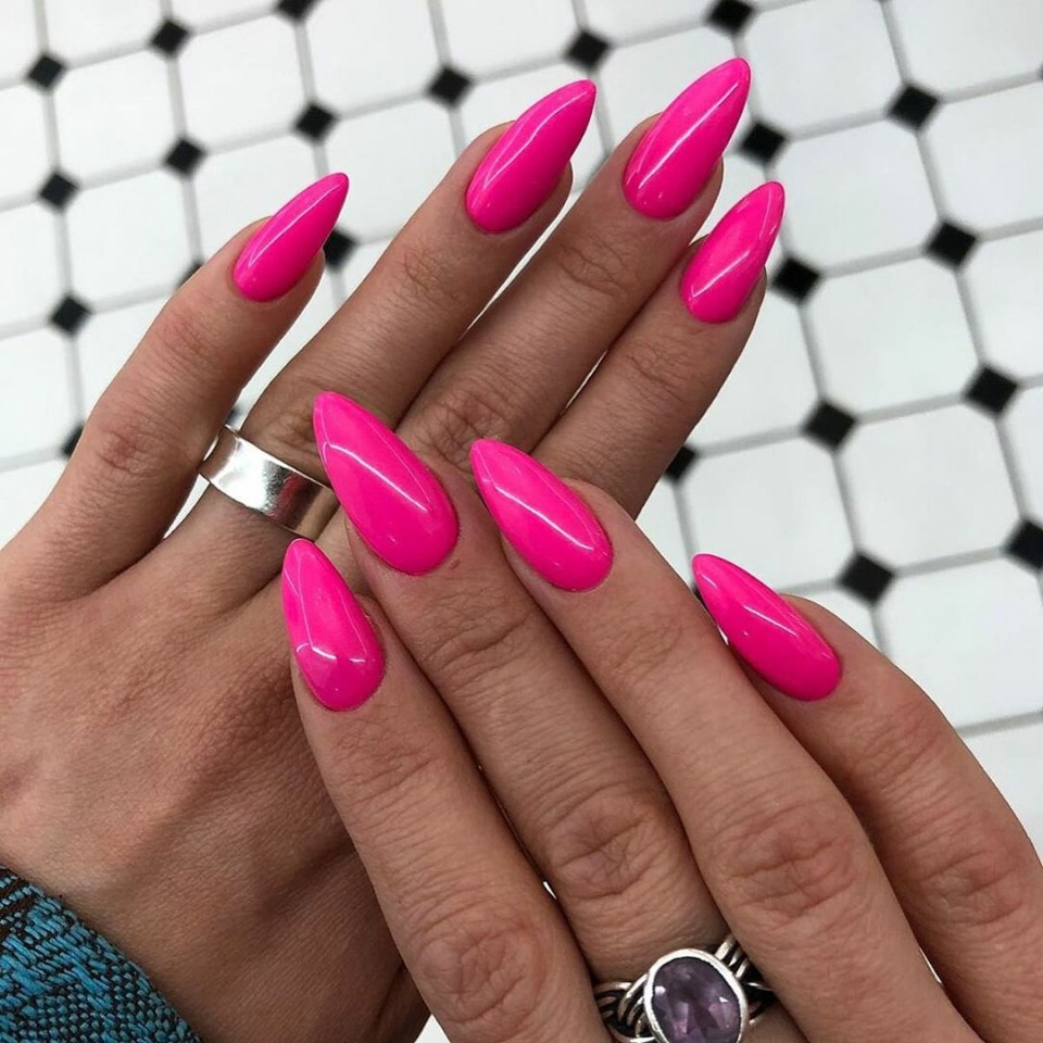 Маникюр фуксия миндаль 2021