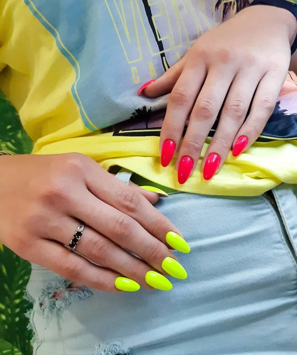 Яркий розовый маникюр