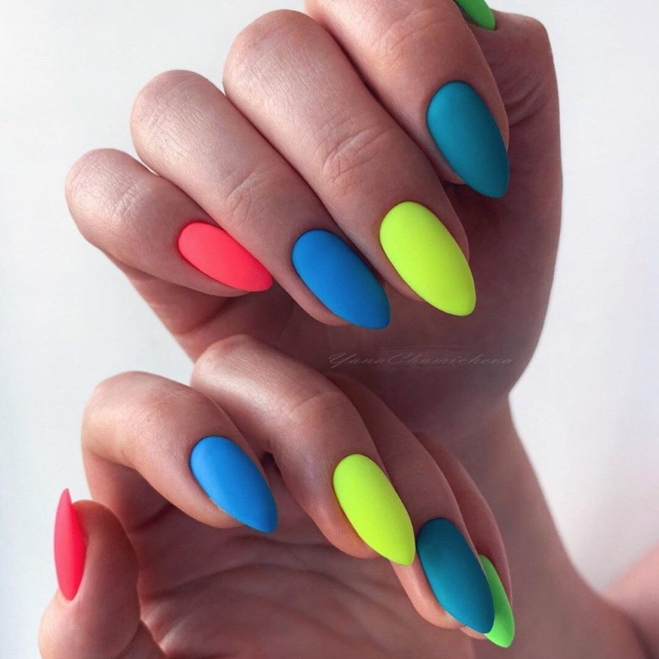 Яркий маникюр