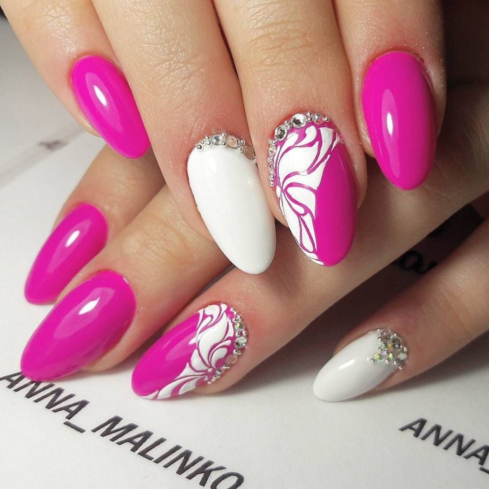 Яркий розовый маникюр на миндалевидных ногтях