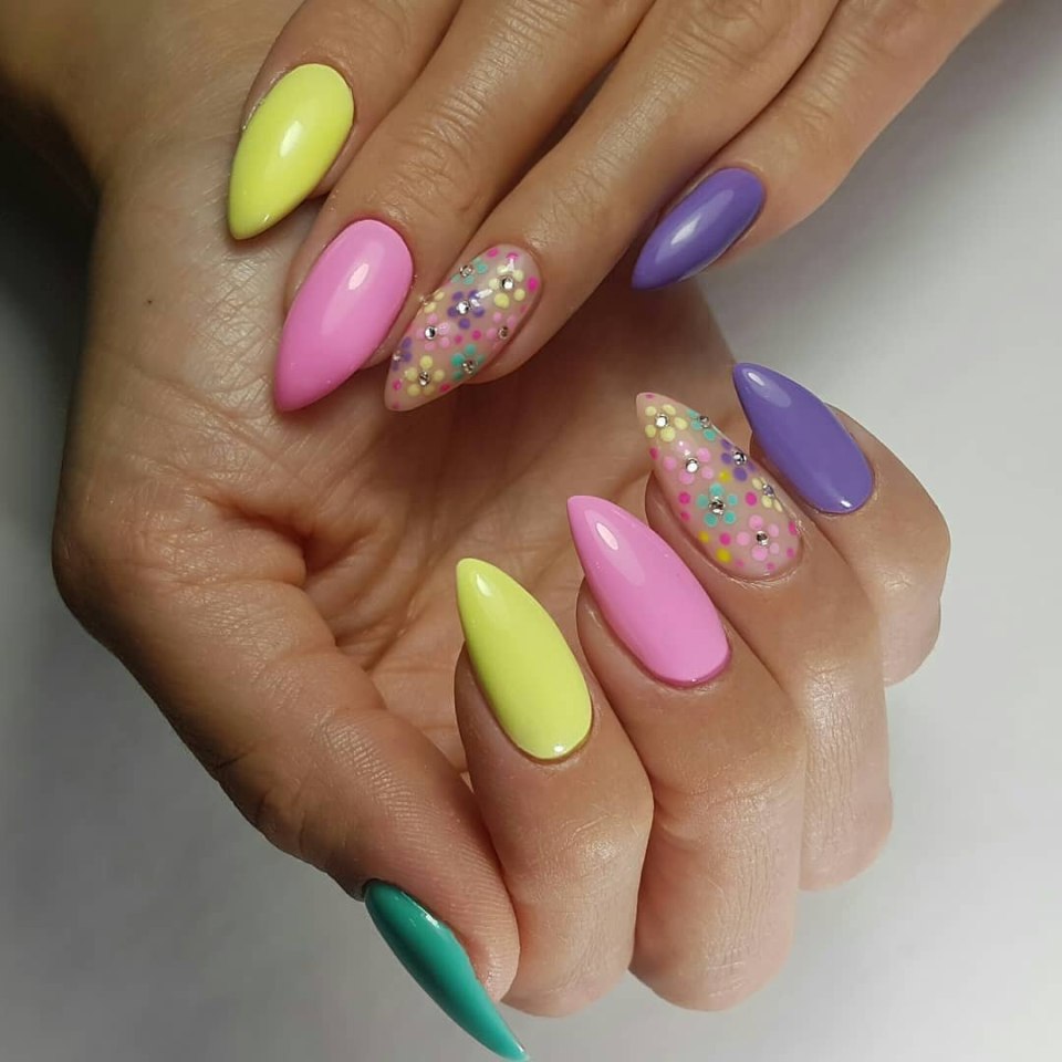 Яркий маникюр на миндальную форму