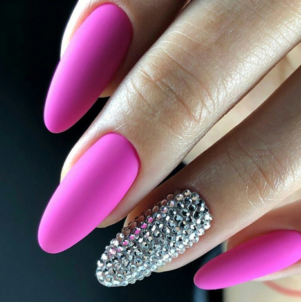 Яркие розовые ногти