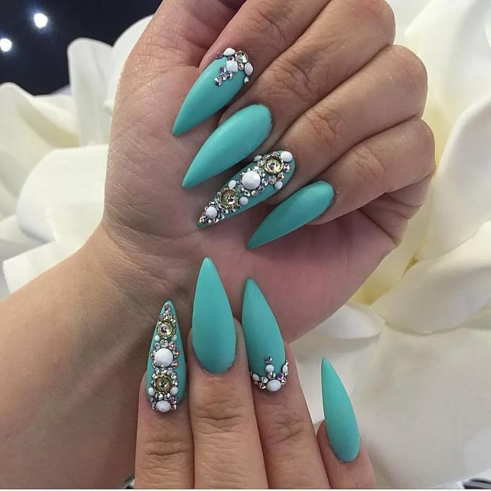 Яркий маникюр однотонный