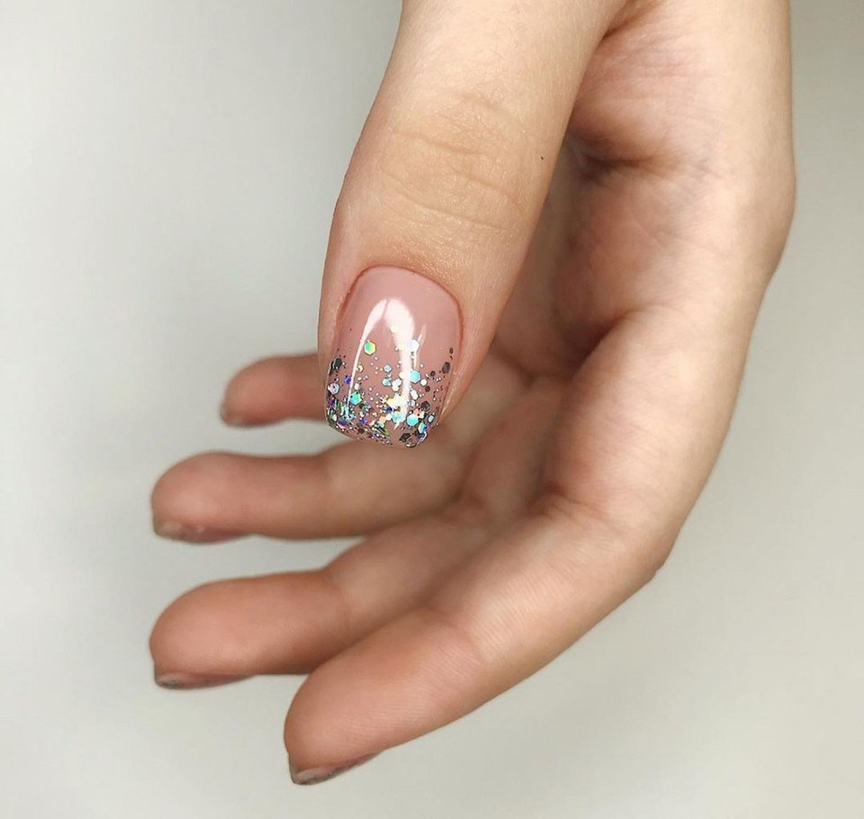 Маникюр с растяжкой блестками сверху ногтя